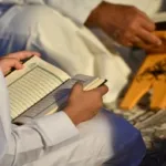 Membaca Al-Qur'an setiap hari